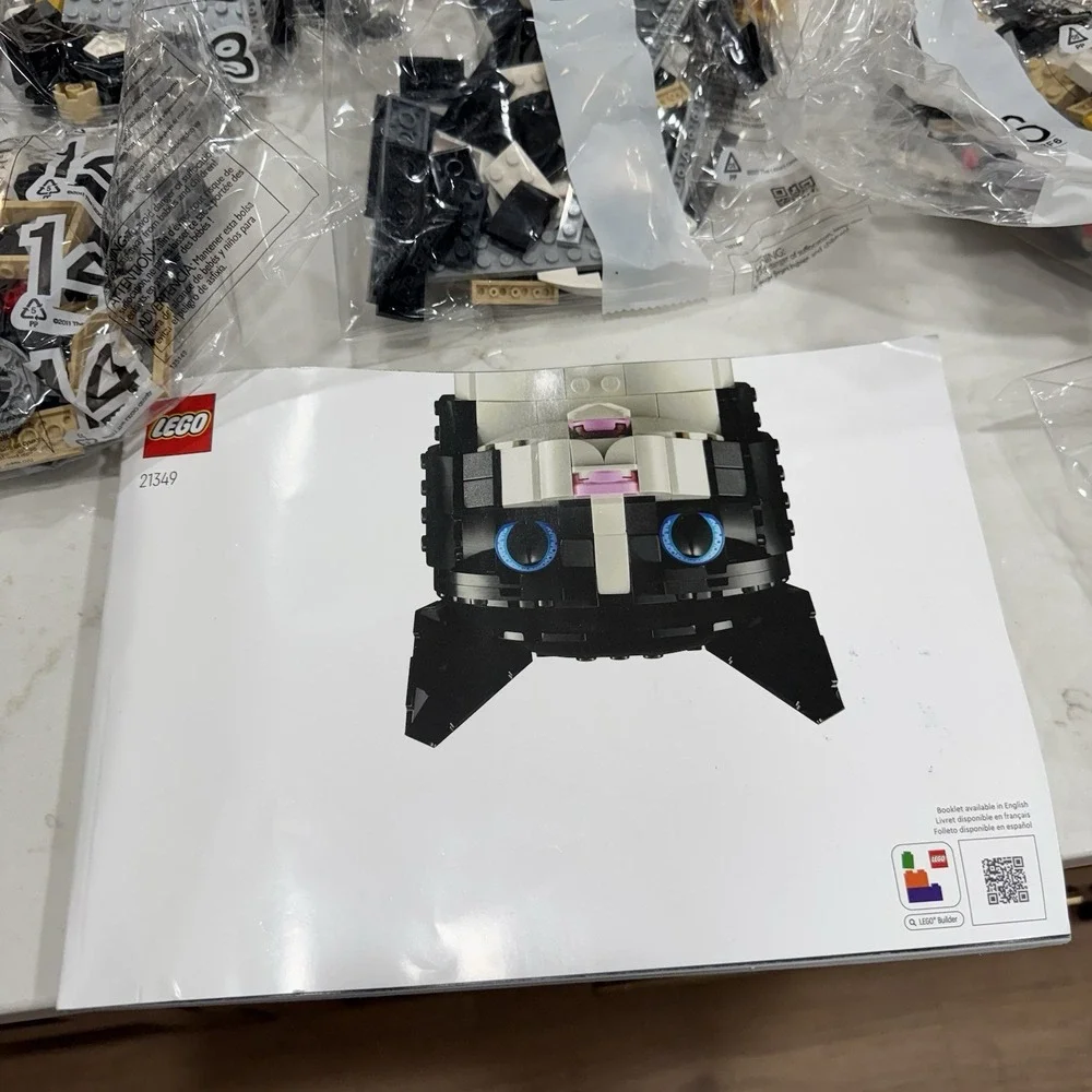 LEGO Ideas: Tuxedo Cat (21349)